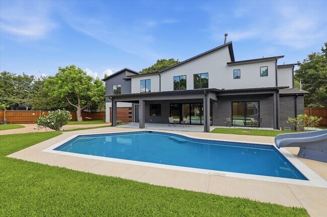 Building Photo - 13693 Peyton Dr