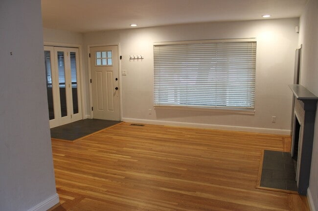 Building Photo - Charming 3 Bed 1 Bath House on tree lined street