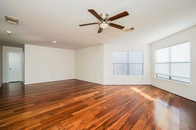 Building Photo - Upgraded 3 bedroom with loft! No Carpet