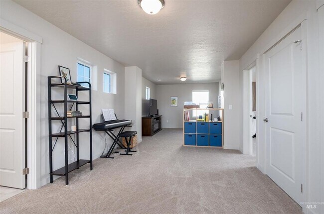 Building Photo - Spacious Modern Home w/Open Floor-Plan