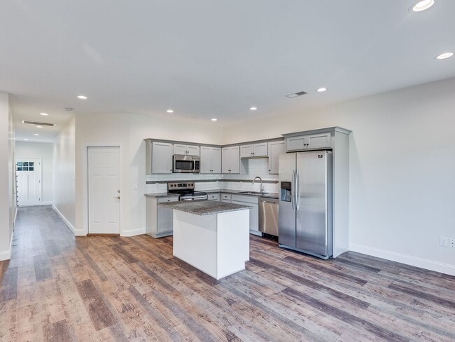 Building Photo - 3 BR Townhome