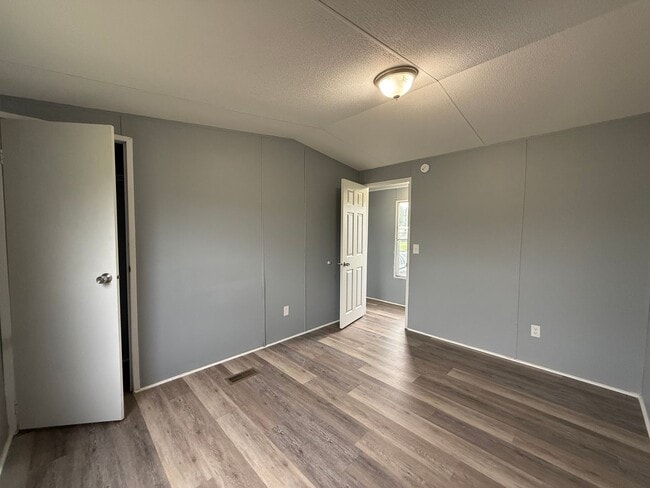 Building Photo - 3 Bedroom 2 Bathroom Mobile Home Located in Greeneville, TN