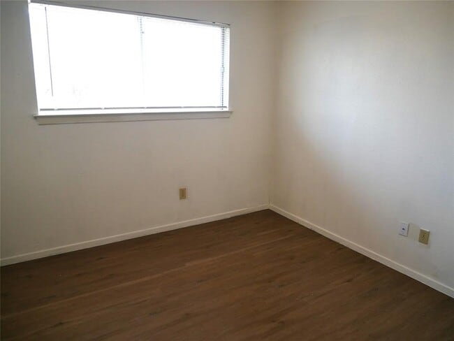 Building Photo - 2005 Old W Pl