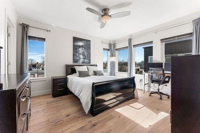 Building Photo - ROOFTOP DECK + spacious END UNIT townhome in Berkeley Neighborhood!