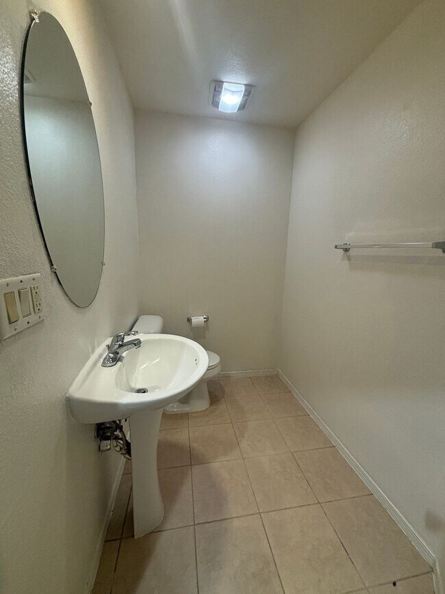 Building Photo - 44321 Sunmist Ct