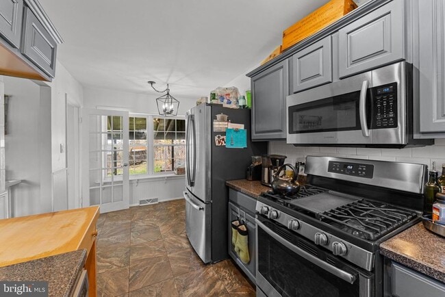 Building Photo - 268 Maple Ave