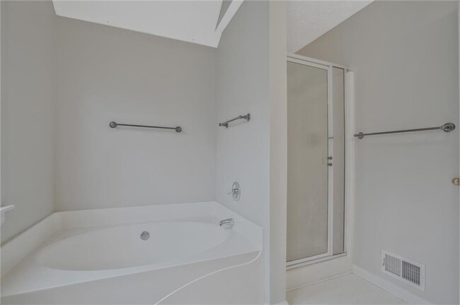 Building Photo - 4910 Lakebrooke Run