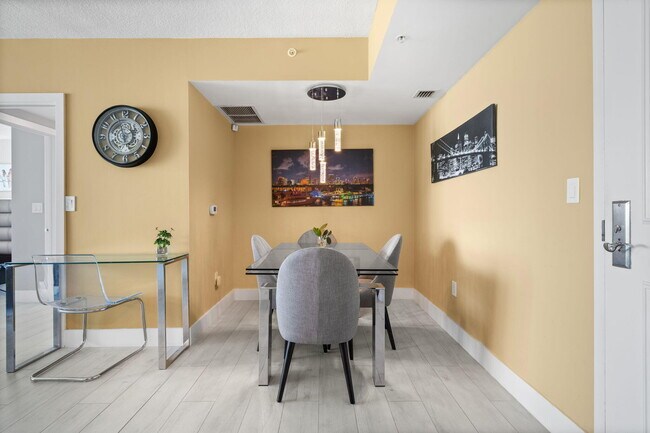 Building Photo - 347 N New River Dr E