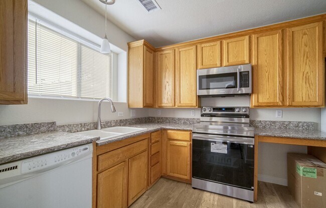 Building Photo - Great two bedroom, one bath near airport. AVAILABLE BEGINNING 6/17/26