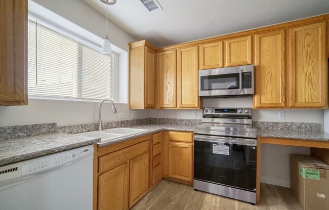 Building Photo - Great two bedroom, one bath near airport.