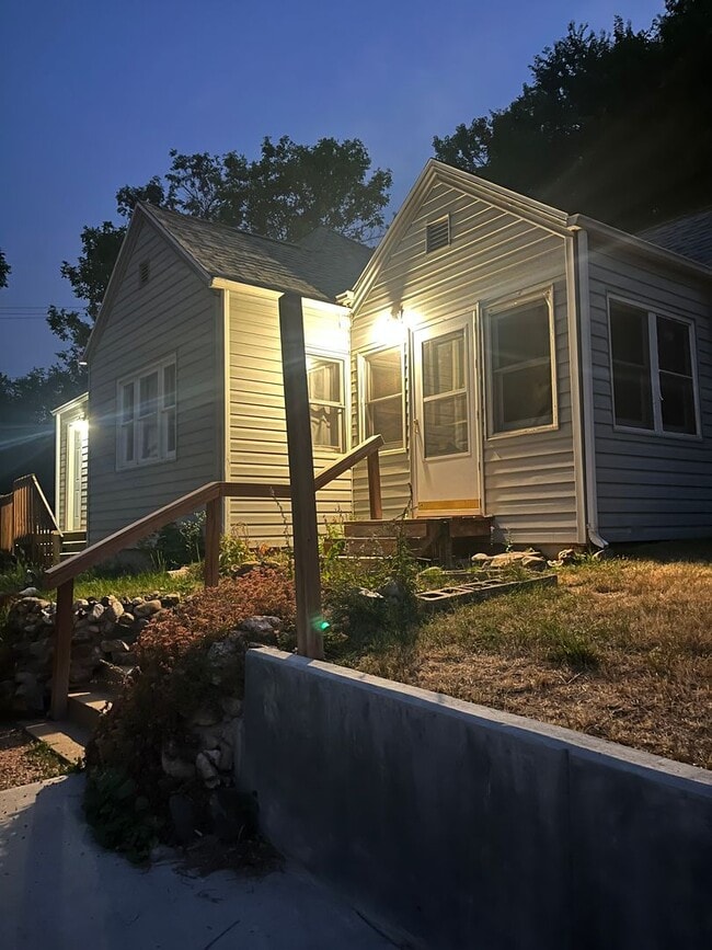 Building Photo - 2-Bedroom, 1-Bathroom Home for Rent