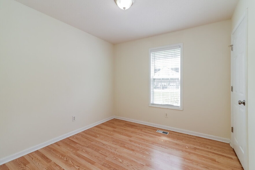 Building Photo - 757 Newport Dr