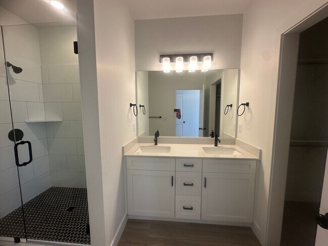 Building Photo - Luxury 3 bedroom Condo in Desert Color!
