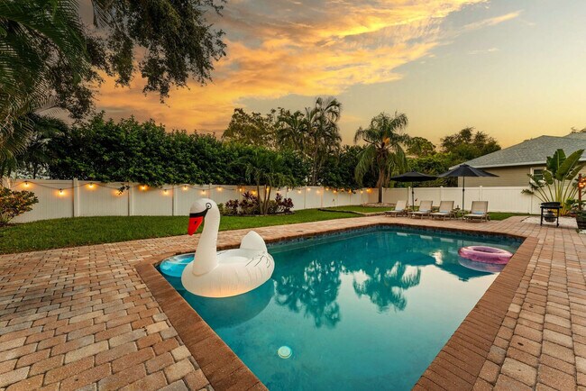 Building Photo - 12833 Poinsettia Ave