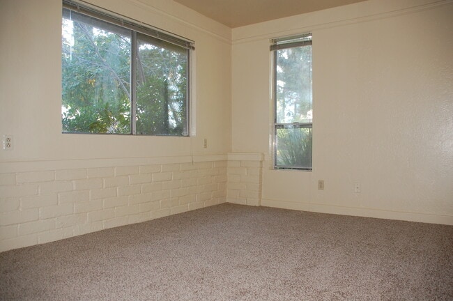 Building Photo - Great 1 bedroom 1 bathroom cottage on wood...