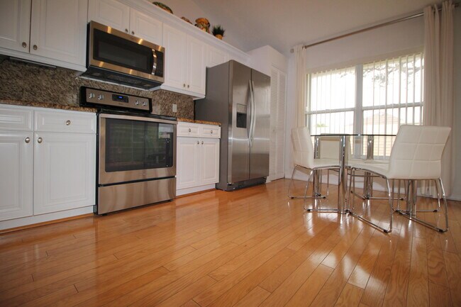 Building Photo - 404 Sabal Palm Ln