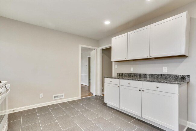 Building Photo - One Level Living -- 5bed / 3bath - Chevy Chase