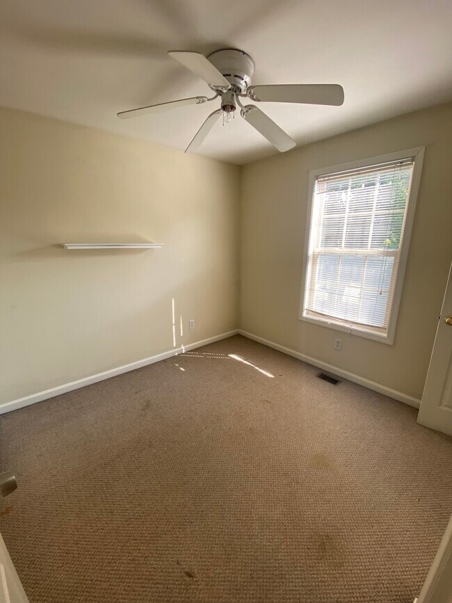 UNIT B: bedroom 2 - 407 Kentucky Ct