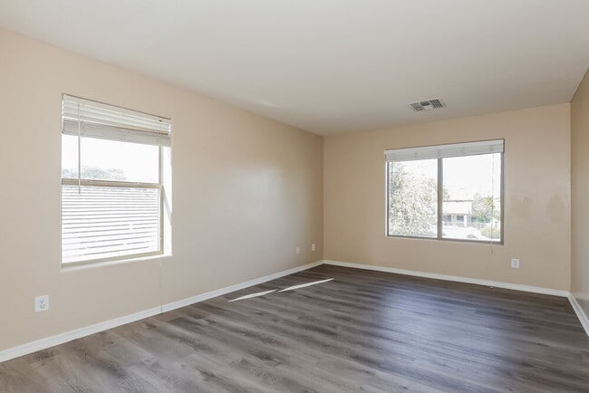 Building Photo - 1450 E Mia Ln