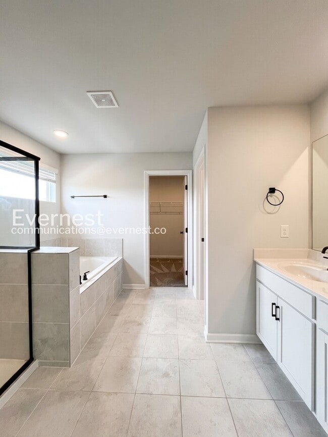 Building Photo - 4 Bed/3 Bath Home with Fenced Yard / Pet-Friendly / Available Now!