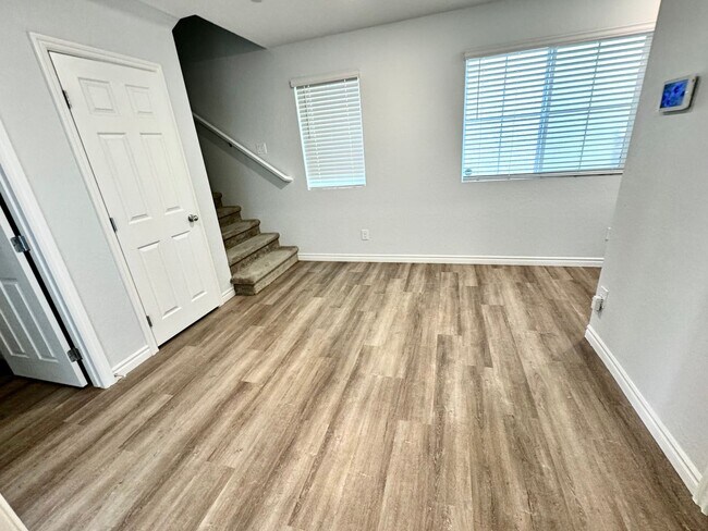 Building Photo - Spacious Three Story 3 Bed 3.5 Bath Smarth...