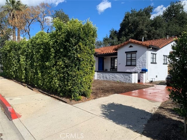 Building Photo - 1574 N Orange Grove Ave