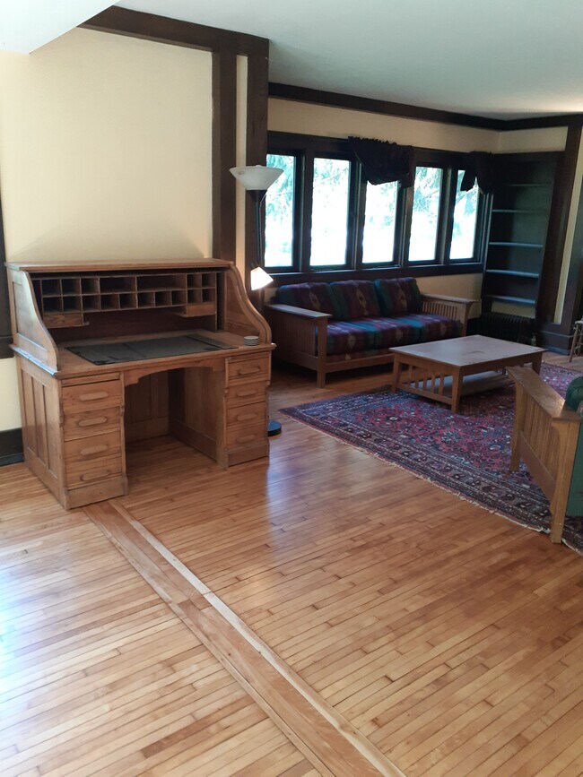 Building Photo - 630 E Holmes St