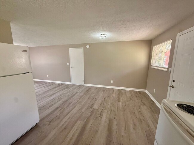 Building Photo - Move-In Ready 2BR with Stunning Granite + Fenced Backyard