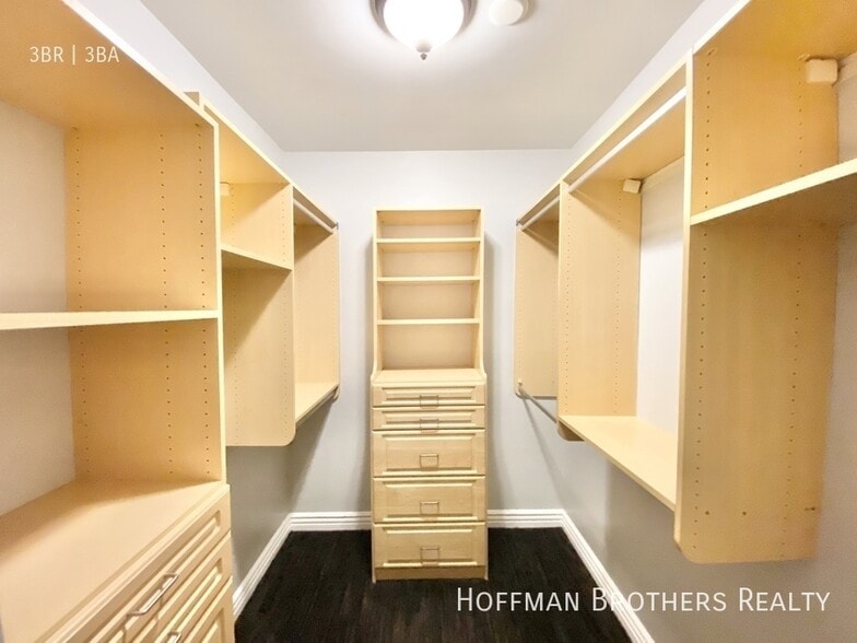 Building Photo - 1135 Rexford Dr