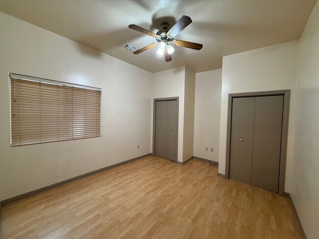 Building Photo - 522 Center St