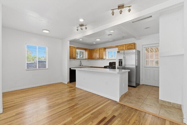 Building Photo - 361 E Clarendon Ave