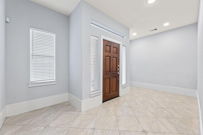 Building Photo - 4711 San Jacinto St