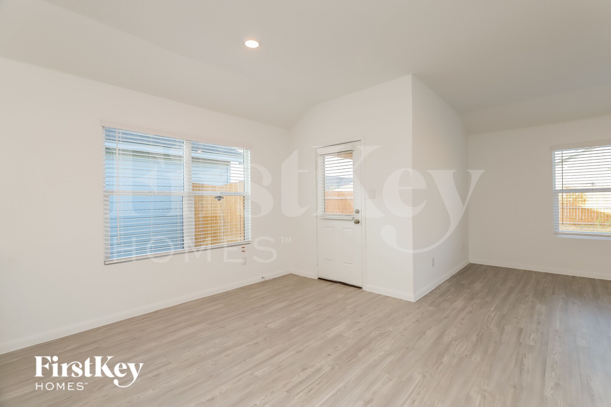 Building Photo - 10710 Vinateros Dr