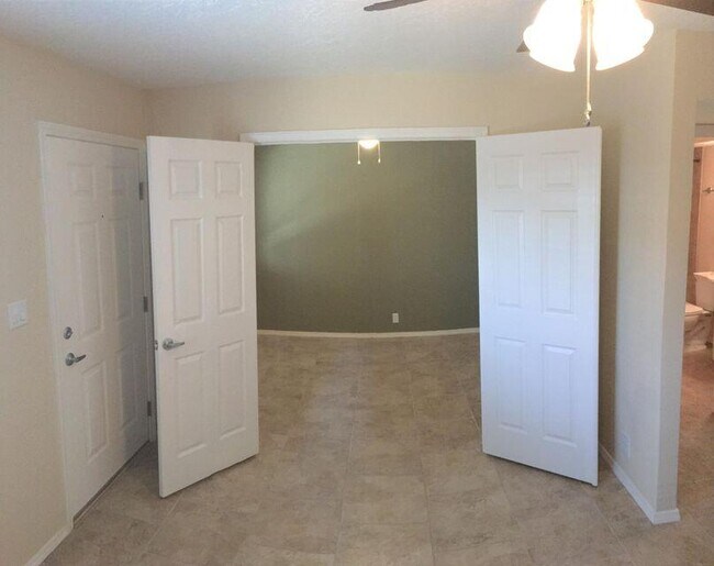 Building Photo - 1808 Buena Vista Dr SE