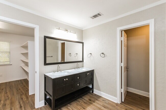 Building Photo - 1804 Sandalwood Ln