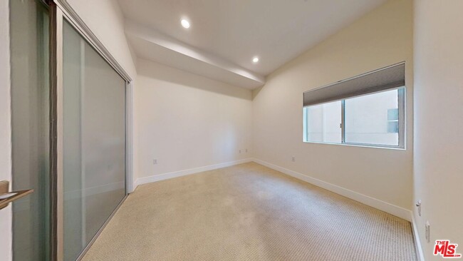 Building Photo - 4211 Redwood Ave