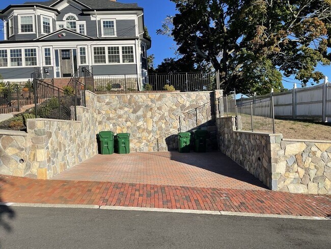 Building Photo - 7 Hillside Ave