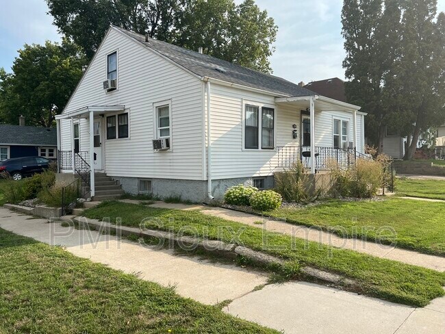 Building Photo - 1304 E 4th St