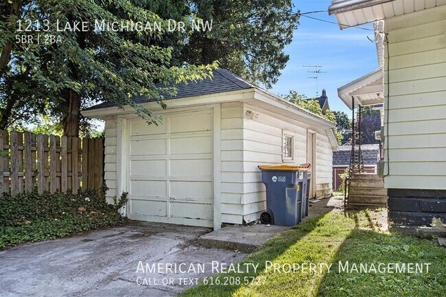 Building Photo - 1213 Lake Michigan Dr NW