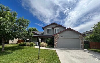 Building Photo - Lovely 4 bedroom (+ 2 living rooms) 2.5 ba...