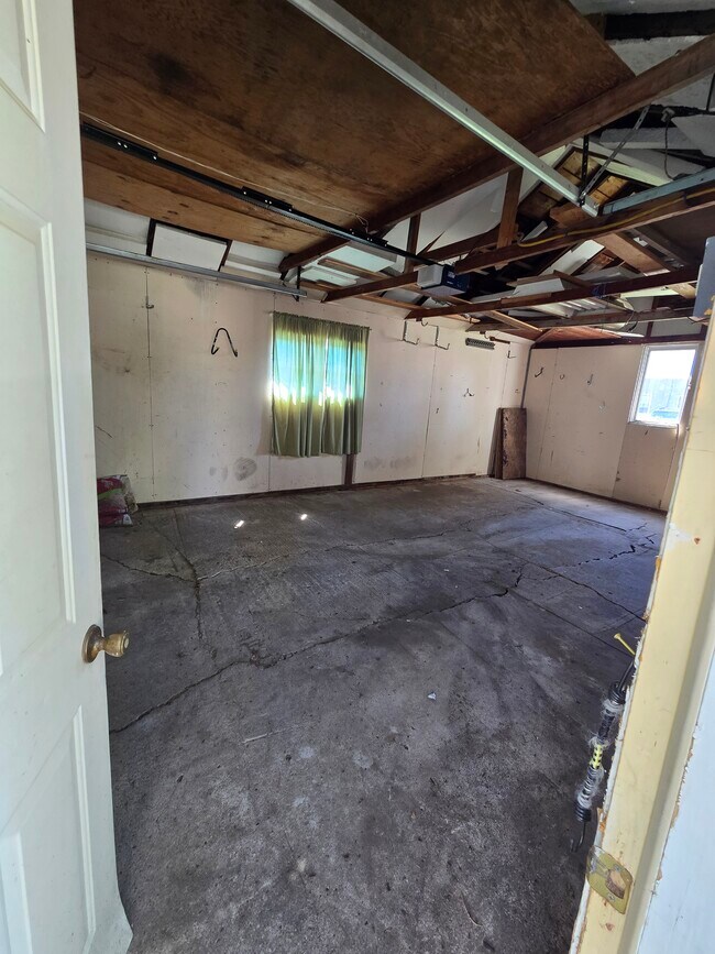 Building Photo - 613 7th Ave