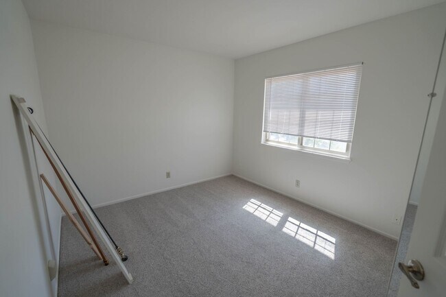 Building Photo - 24921 Chicory Ct