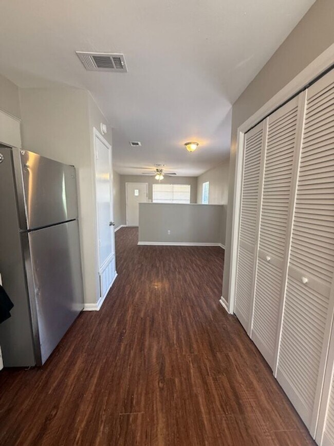 Building Photo - Centre-513