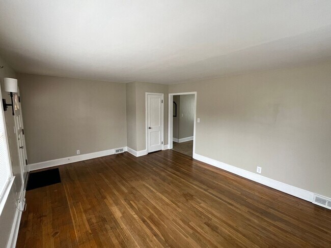 Building Photo - Charming 3-Bedroom 2-Bath with Beautiful Hardwood Floors