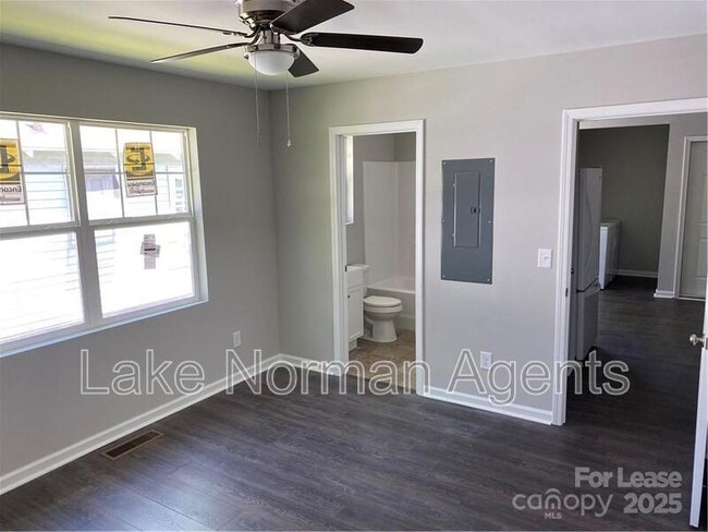 Building Photo - 728 E Pine St