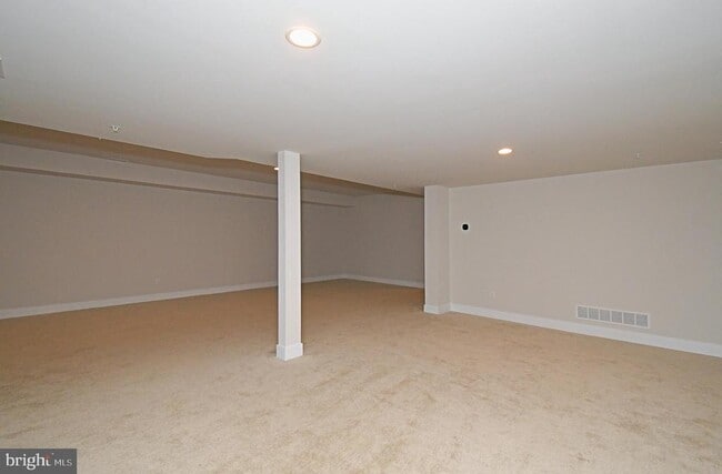 Building Photo - 136 Iron Hill Way