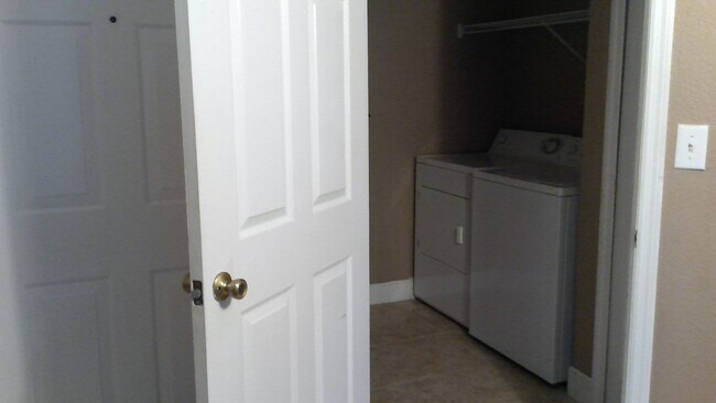 Building Photo - 2 Bdrm Condo blocks from Universal Studios