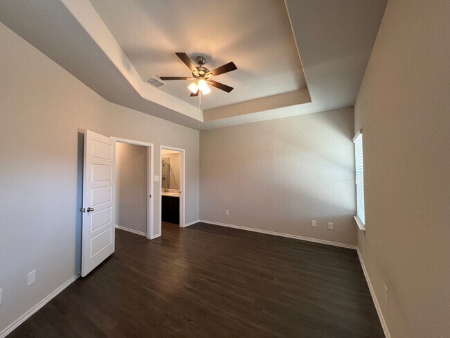 Building Photo - Luxury 3/2 Duplex in Seguin, Texas