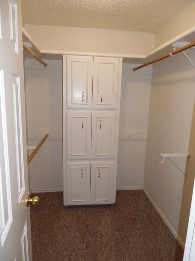 Building Photo - Captivating Townhome in Whisperwood