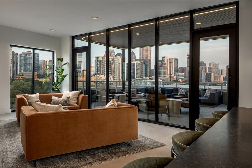 Rooftop lounge and patio with city skyline views - AMLI Atlantic Station